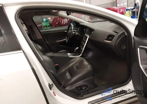 2013 Volvo S60 T5/T5 Platinum/T5 Premier/T5 Premier Plus z USA, uszkodzony, nr VIN YV1612FH2D2233351